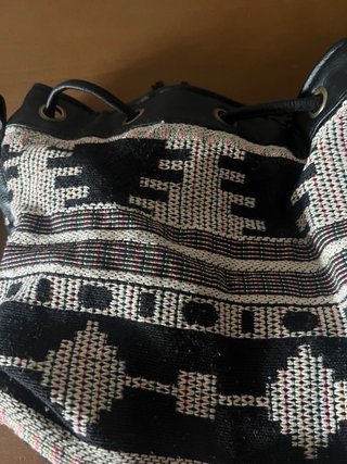 Bolso de hombro con flecos