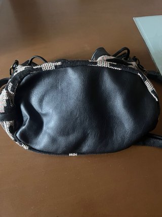 Bolso de hombro con flecos
