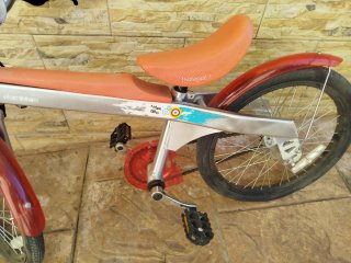 Bicicleta infantil naranja y plateada