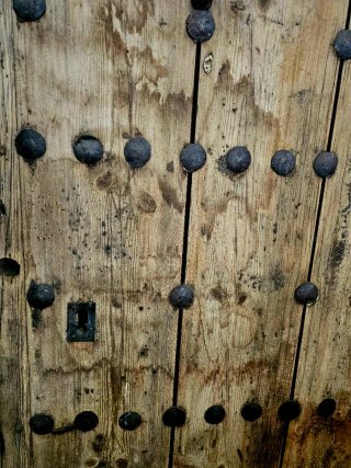 Puerta Castellana Antigua con Clavos del Real