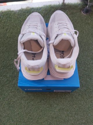 Zapatillas Hoka Running Blancas y Amarillas