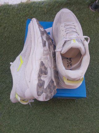 Zapatillas Hoka Running Blancas y Amarillas
