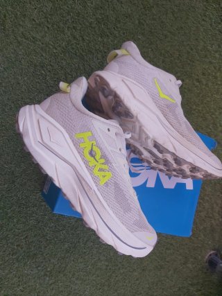 Zapatillas Hoka Running Blancas y Amarillas
