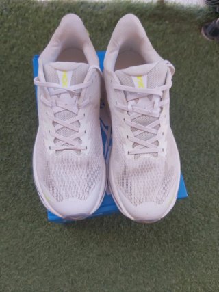 Zapatillas Hoka Running Blancas y Amarillas
