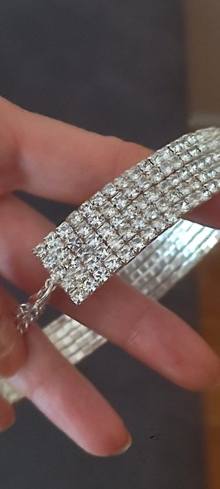 Gargantilla plateada con diamantes de imitación