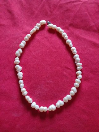 Collar de perlas naturales.
