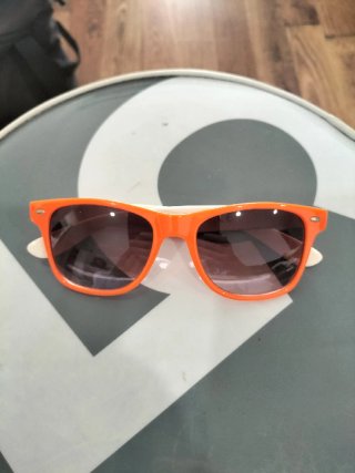 Gafas de sol naranjas y blancas