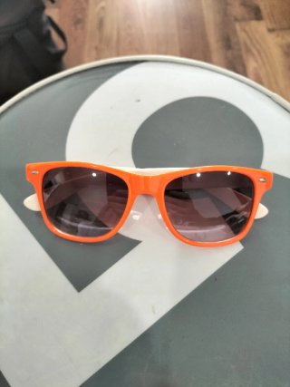 Gafas de sol naranjas y blancas