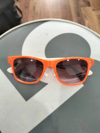 Gafas de sol naranjas y blancas