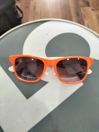 Gafas de sol naranjas y blancas