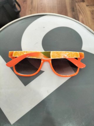 Gafas de sol naranjas y blancas