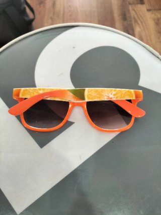 Gafas de sol naranjas y blancas