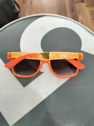 Gafas de sol naranjas y blancas
