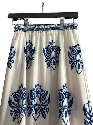 Falda larga estampada blanca y azul
