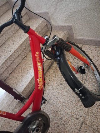Bicicleta roja con cesta