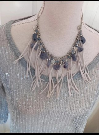 Blusa gris tipo crochet con pequeñas lentejuelas