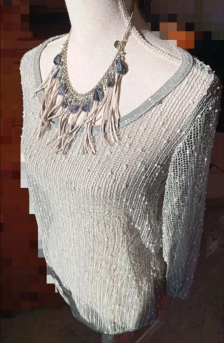 Blusa gris tipo crochet con pequeñas lentejuelas