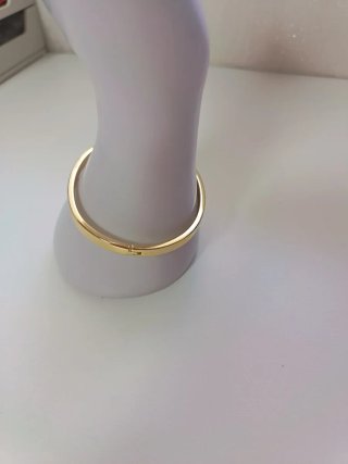 Pulsera dorada bangle ovalada