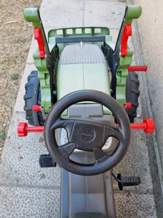 Tractor Fendt a pedales con pala