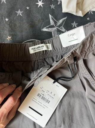 Pantalón cargo Pull&Bear gris talla S