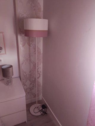 Lámpara de pie rosa y blanca