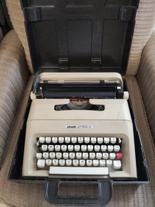 Máquina de escribir Olivetti Lettera 35