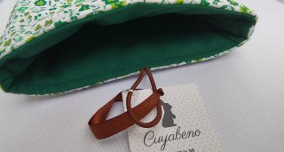 Funda de libro acolchada de tela de flores verde