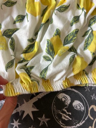 Crop top hombros al aire estampado limón