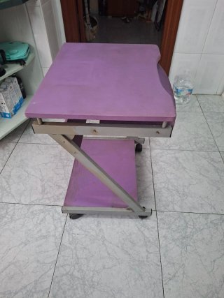 mesa ordenador con bandeja y con ruedas morado
