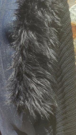 Chaqueta Amisu Negra con Pelo Sintético