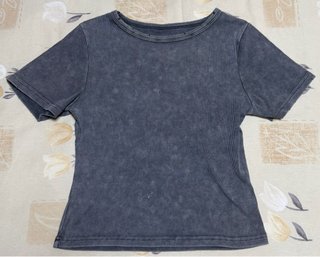 Camiseta gris de mujer.