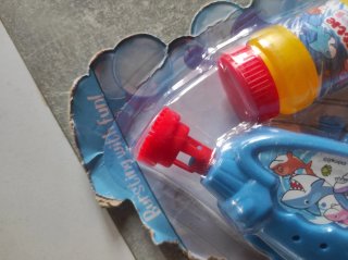 Pistola de burbujas tiburón azul