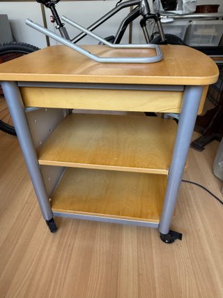 Mesa auxiliar IKEA con ruedas y cajón
