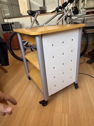 Mesa auxiliar IKEA con ruedas y cajón
