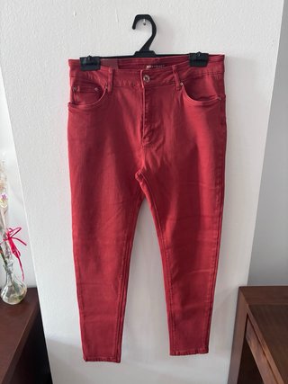 Conjunto Blusa Blanca y Pantalón Rojo