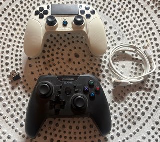2 controller PS4 bianco e PC nero + accessori