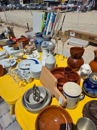 Variedad de decoración, jarras y cocina. Preguntar