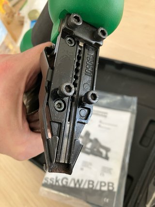Clavadora neumática Simes sskB12
