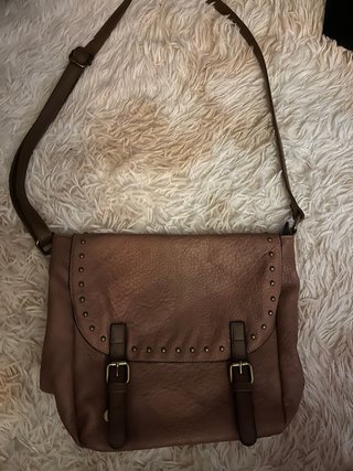 Bolso bandolera marrón con tachuelas