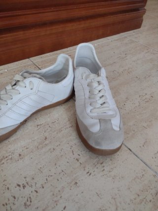 Zapatillas Adidas Blancas y Beige