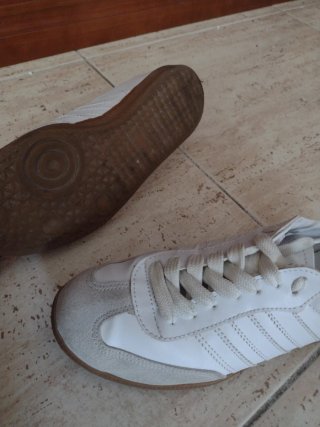 Zapatillas Adidas Blancas y Beige