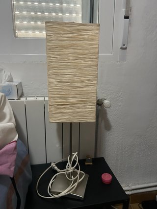 Lámpara de mesa beige y plateada