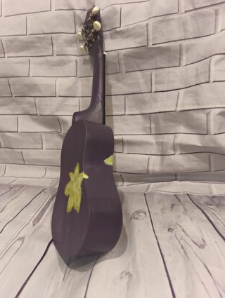 Ukelele Soprano artesanal morado con flor