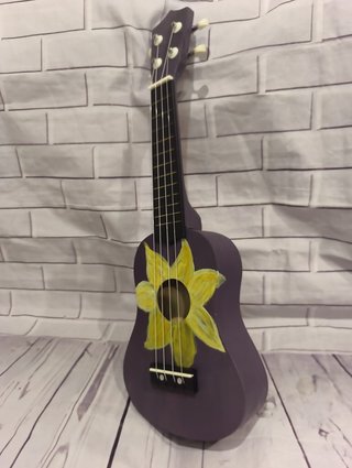 Ukelele Soprano artesanal morado con flor