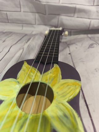 Ukelele Soprano artesanal morado con flor