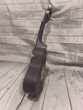Ukelele Soprano artesanal morado con flor