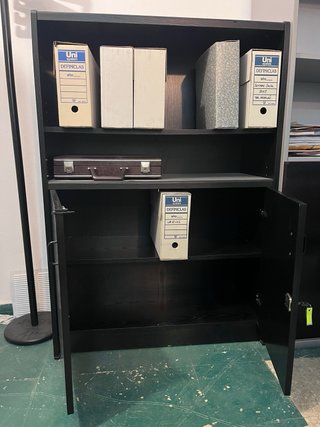 Mueble archivador negro con puertas