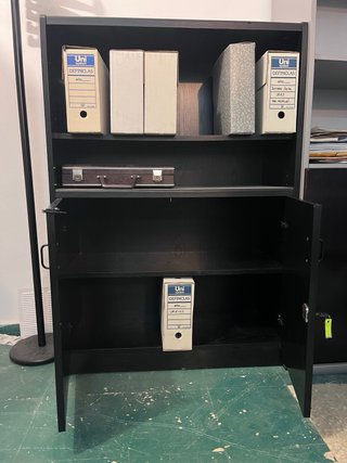 Mueble archivador negro con puertas