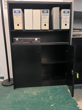 Mueble archivador negro con puertas
