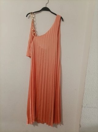 Vestido Zara plisado naranja con cadena